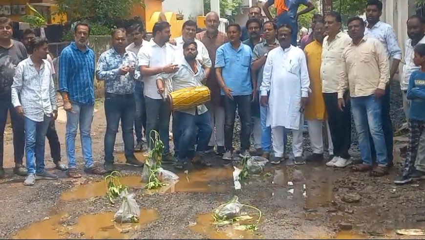 Jabalpur News: महापौर के गृह वार्ड में कांग्रेस पार्षद दल ने लगाए बेशरम के पौधे, ढोल मंजीरा के साथ किया प्रदर्शन
