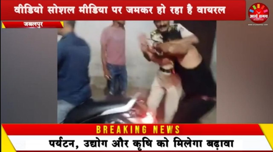Dail 100 पर हमला: जब पुलिस कर्मी जा भिड़ा बदमाश, वीडियो वायरल