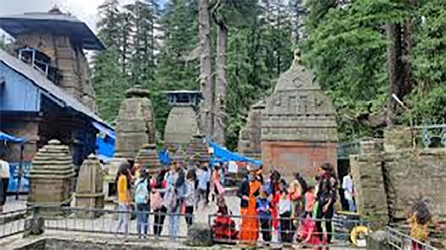 रात में करने लगी दर्शन की डिमांड जागेश्वर धाम मंदिर के गेट पर चढ़ गई महिला,