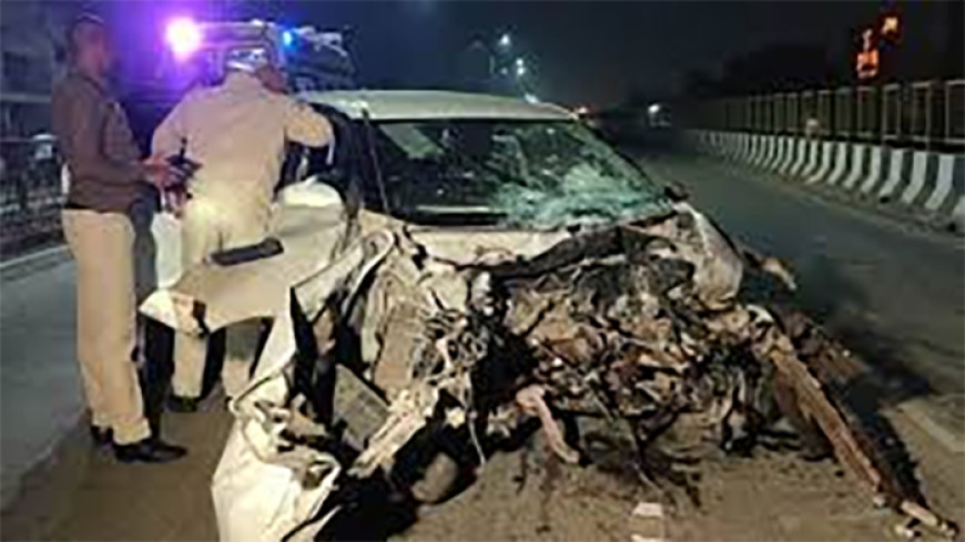 डिवाइडर से टकराई तेज रफ्तार कार, हादसे में तीन लोग घायल