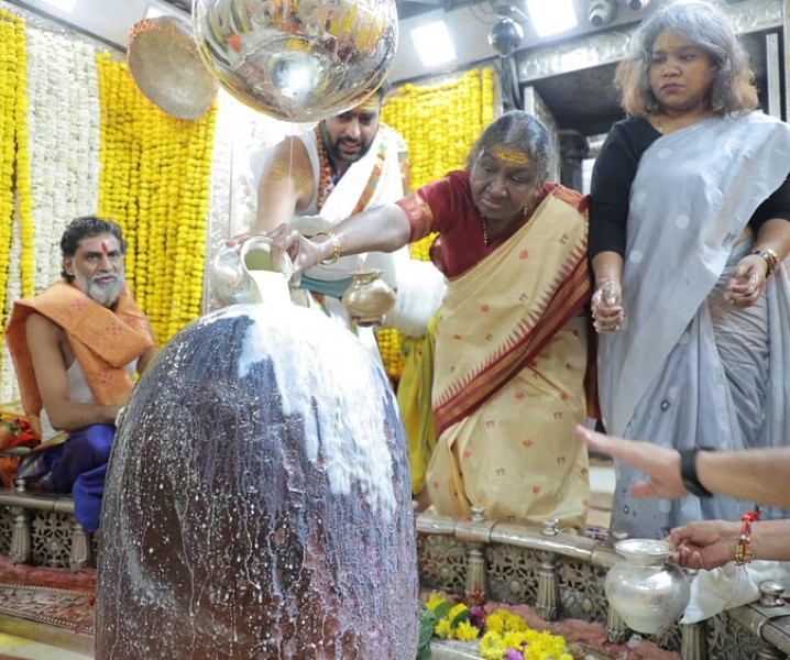 उज्जैन में राष्ट्रपति मुर्मू ने किए महाकाल के दर्शन, सफाई मित्रों का किया सम्मान CM यादव बोले सफाई कर्मियों को रेटिंग के हिसाब से मिलेंगे पैसे