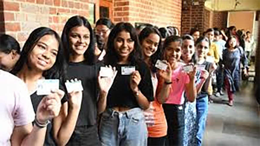 दिल्ली विश्वविद्यालय छात्र संघ चुनाव के लिए वोटिंग जारी, छात्रों में दिखा उत्साह