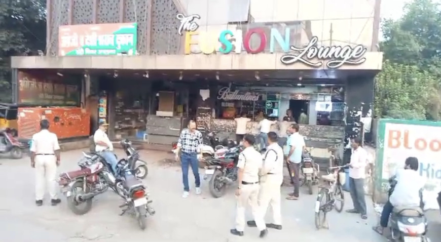 Jabalpur News: आबकारी विभाग ने विजय नगर शराब दुकान में मारा छापा, दूसरे जिले से लाकर बेची जा रही थी शराब