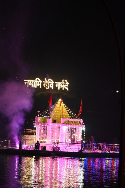 Jabalpur News: दीपावली की पूर्व संध्‍या पर 51 हजार दीपों की रोशनी से जगमग हुआ गौरीघाट
