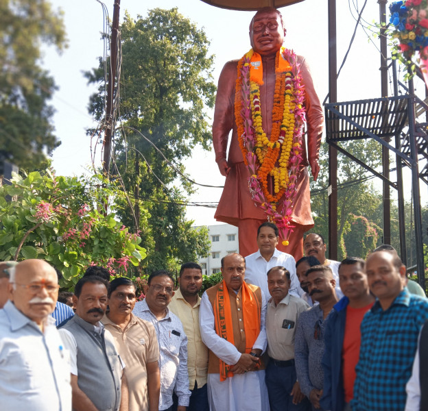 Jabalpur News: पूर्व विधानसभा अध्यक्ष स्वर्गीय दादा ईश्वरदास रोहाणी को जबलपुर वासियों ने किया याद, प्रतिमा पर किया श्रद्धा सुमन अर्पित