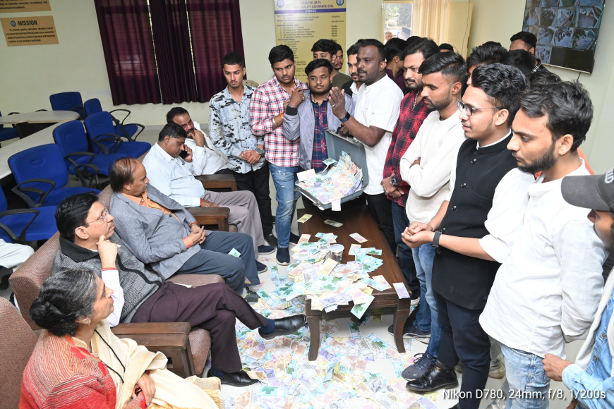 Jabalpur News: एनएसयूआई ने RDVV कुलगुरु को थमाया नकली नोटों से भरा बैग, नियुक्ति पर सवाल उठाते हुए मांगा इस्तीफा