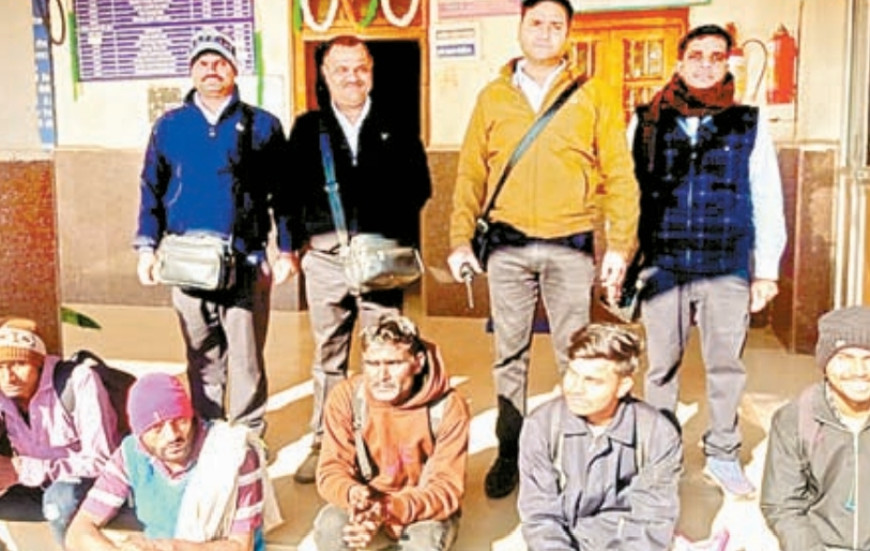 Jabalpur News: देवरी रेलवे स्टेशन पर 50 टीटीई ने घेराबंदी कर की टिकट चेकिंग ,16 ट्रेनों से पकड़े 250 से अधिक बगैर टिकट यात्री