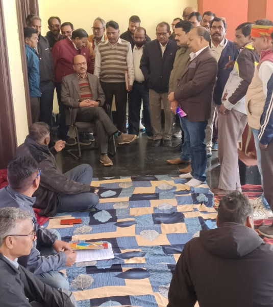 Jabalpur News: कर्मचारी संघ के धरने से RDVV प्रशासन बैचेन, प्रभारी कुलसचिव के आश्वासन से भी नहीं बनी बात
