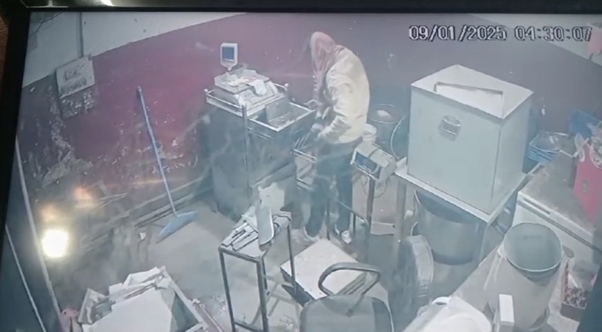 Jabalpur News: बिलहरी में एक रात में टूटे दो दुकानों के ताले, सीसीटीवी कैमरे में कैद हुई घटना