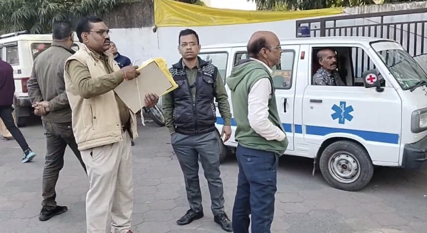 Jabalpur News: सिविल लाइन में फ्लैक्स लगाने के दौरान हादसा, लोहे की राॅड फुटपाथ पर बैठे बुजुर्ग के गले में धंसी, मौत