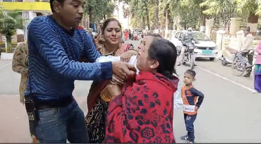Jabalpur News: कलेक्टर जनसुनवाई में पहुंची महिला के हाथों में पेट्रोल देख मचा हड़कंप, पुलिस ने संभाला मोर्चा