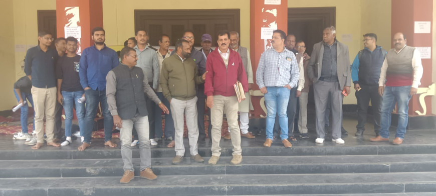 Jabalpur News: RDVV प्रशासन के आगे घुटने टेक करने तैयार नहीं कर्मचारी, अवैध घोषित करने के बाद भी दिया धरना
