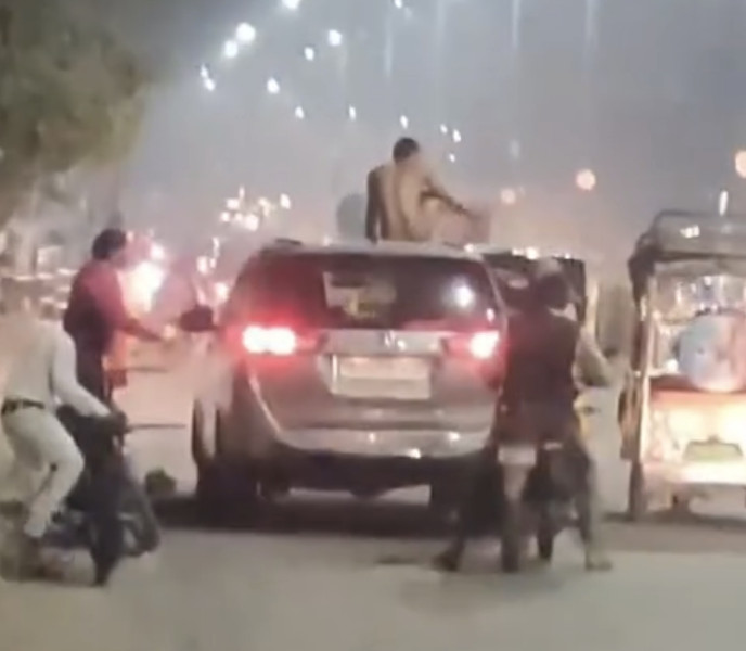 Jabalpur News: रील बनाने के चक्कर में नग्न हो युवक चढ़ा कार की छत पर, राहगीरों ने पीटा अब पुलिस कर रही तलाश