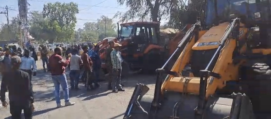 Jabalpur News: कैंट बोर्ड ने भैंसासुर बाबा-नर्मदा रोड पर फिर चलाया बुल्डोजर
