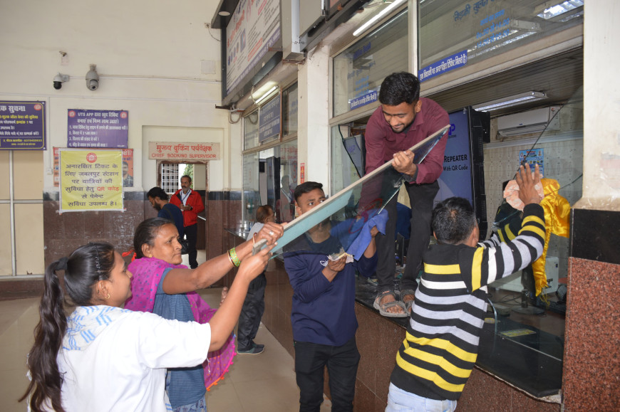 Jabalpur News: रेलवे टिकट काउंटर पर देर रात युवक ने की तोड़फोड़, बुकिंग कर्मचारी जान बचाने बाथरूम में घुसे
