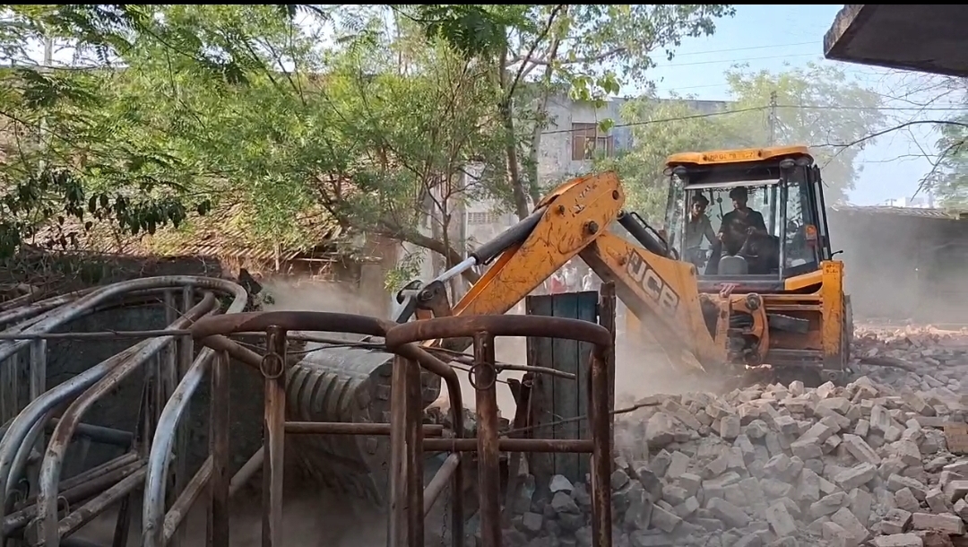 अवैध निर्माण पर चला नगर पालिका प्रशासन का बुलडोजर शहर के मुख्य बाजार और सड़कों से हटाया अवैध कब्जा 