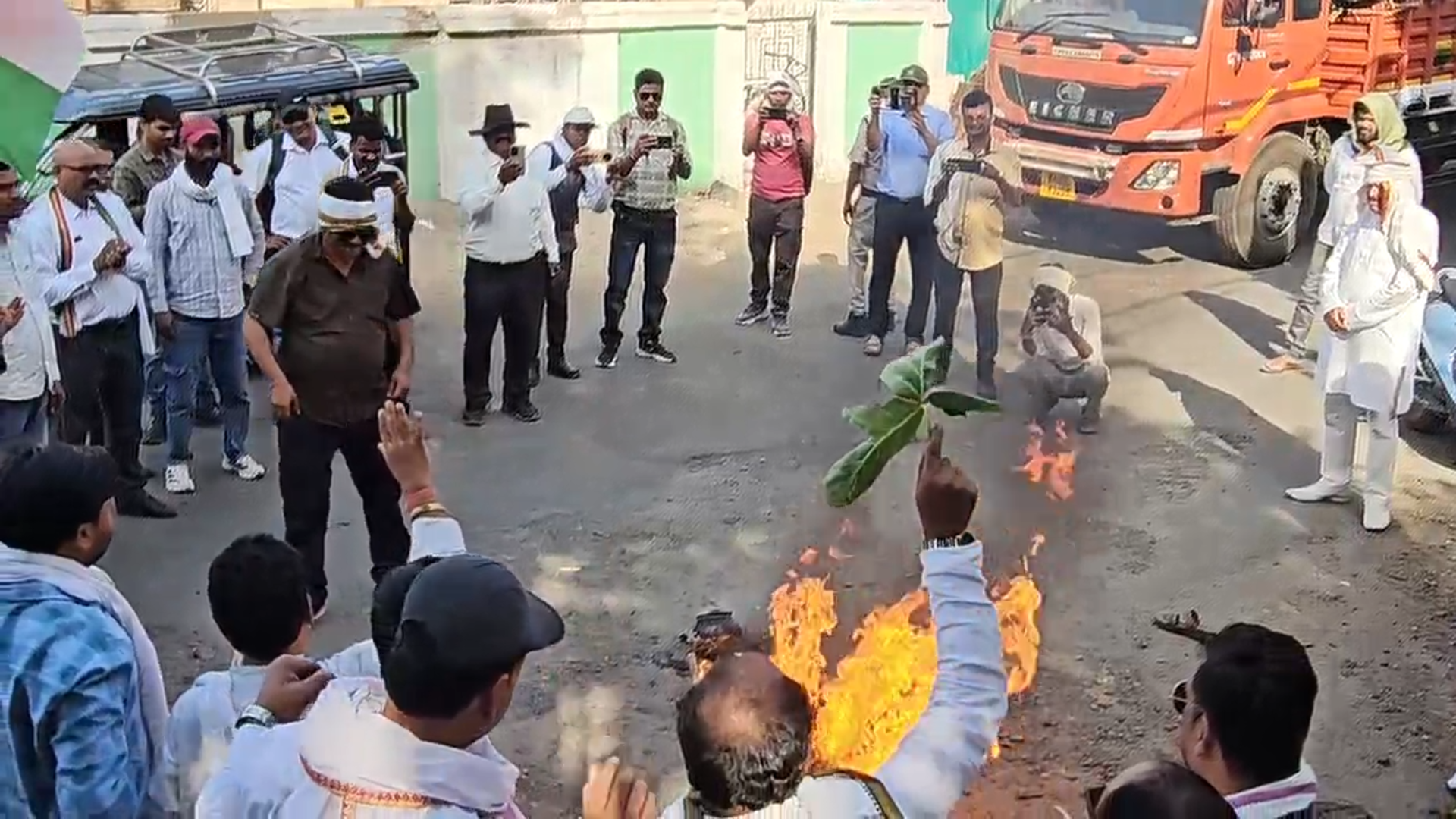 अघोषित बिजली कटौती पर मंडला जिला में कांग्रेस का हल्लाबोल
