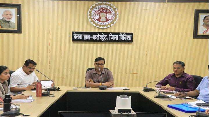 विदिशा: समय-सीमा में कार्य न करने वाले अधिकारियों पर होगी सख्त कार्रवाई