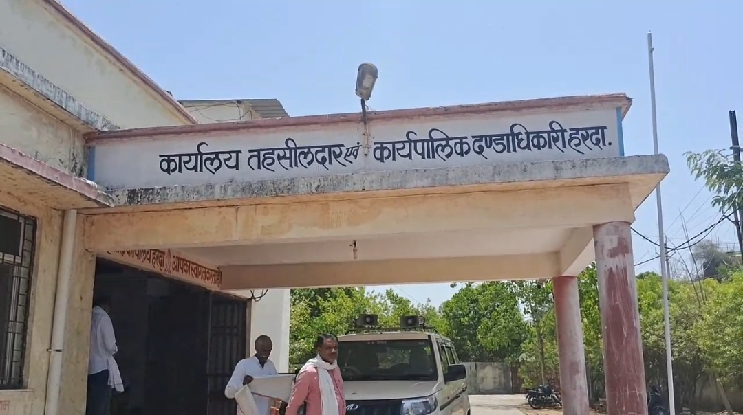 हरदा जिला पंचायत में किसानों द्वारा किए गए प्रदर्शन के मामले में जारी नोटिस को लेकर आज 10 किसान तहसीलदार कार्यालय में पेश हुए  