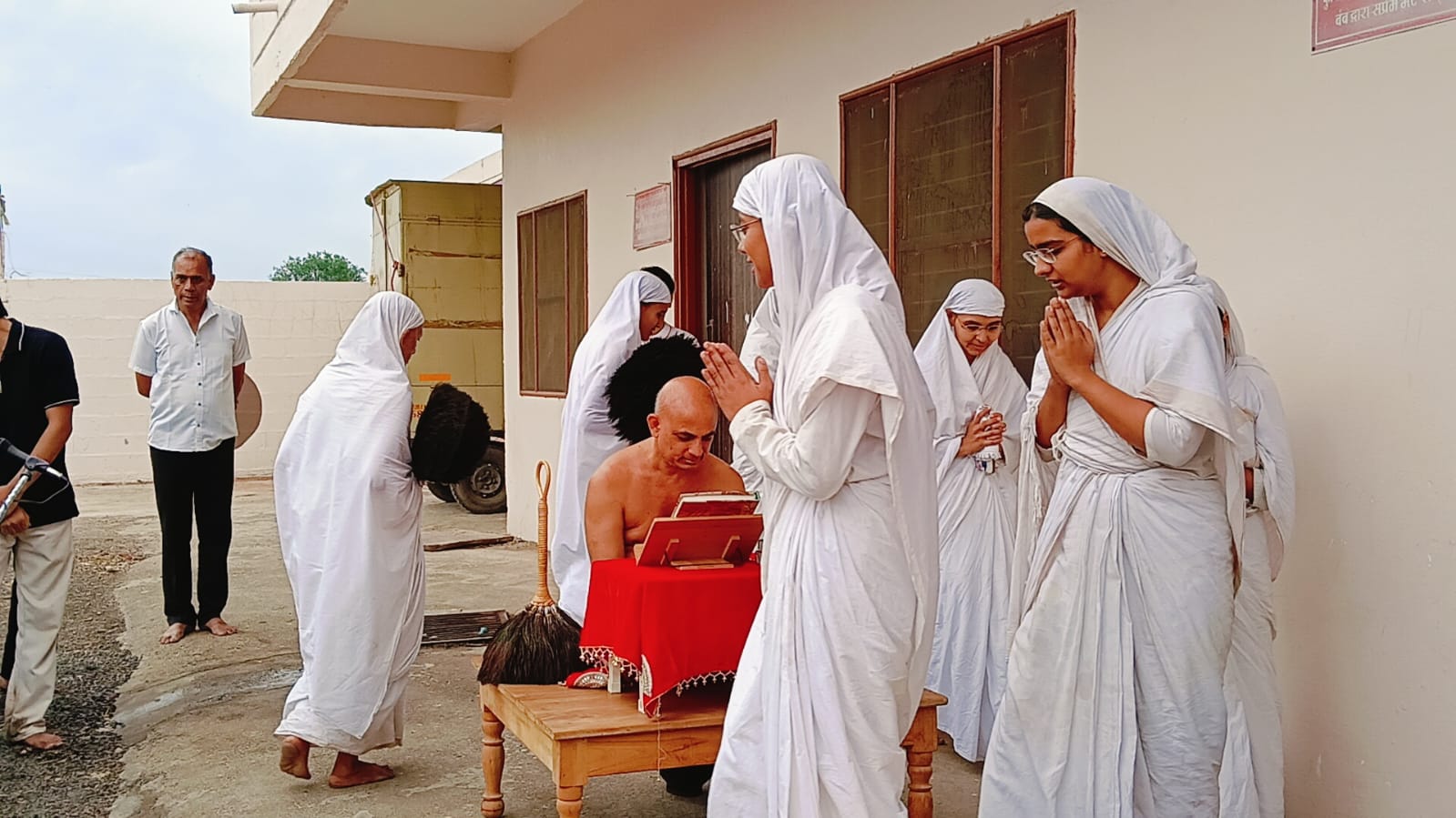 मनासा मे आर्यिका माताजी ससंग का हुआ मंगल प्रवेश 