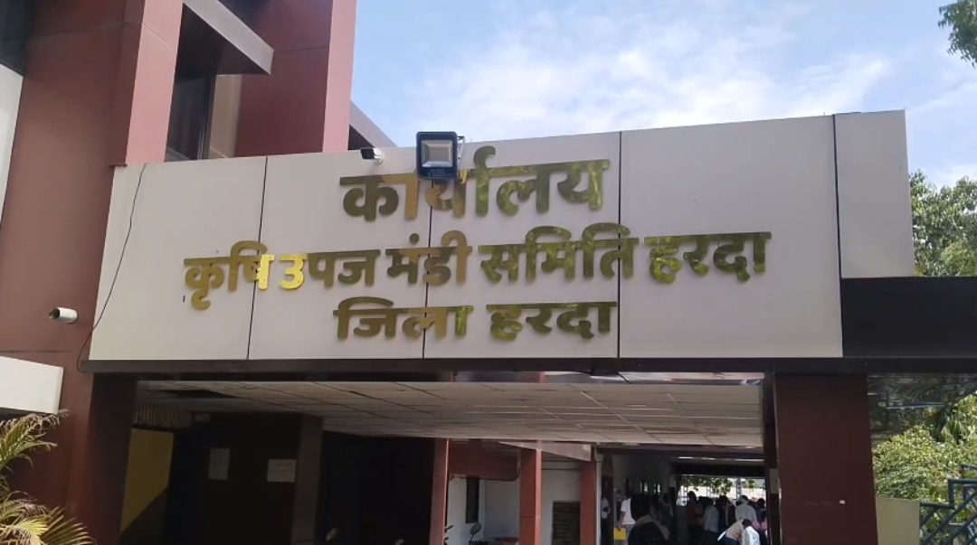 कृषि उपज मंडी प्रशासन के तुगलकी फरमान के बाद व्यापारियों ने किया बंद का एलान व्यपारियो के समर्थन में उतरे किसान SDM की मीटिंग से मिली राहत 