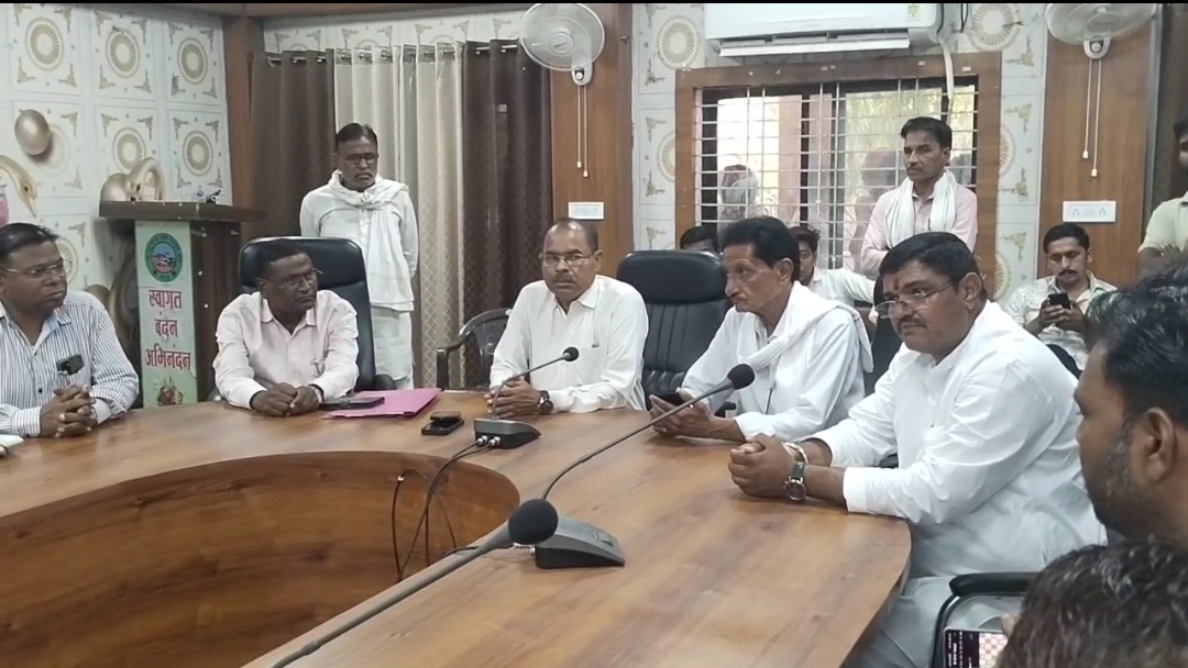 कृषि उपज मंडी प्रशासन के तुगलकी फरमान के बाद व्यापारियों ने किया बंद का एलान व्यपारियो के समर्थन में उतरे किसान SDM की मीटिंग से मिली राहत 