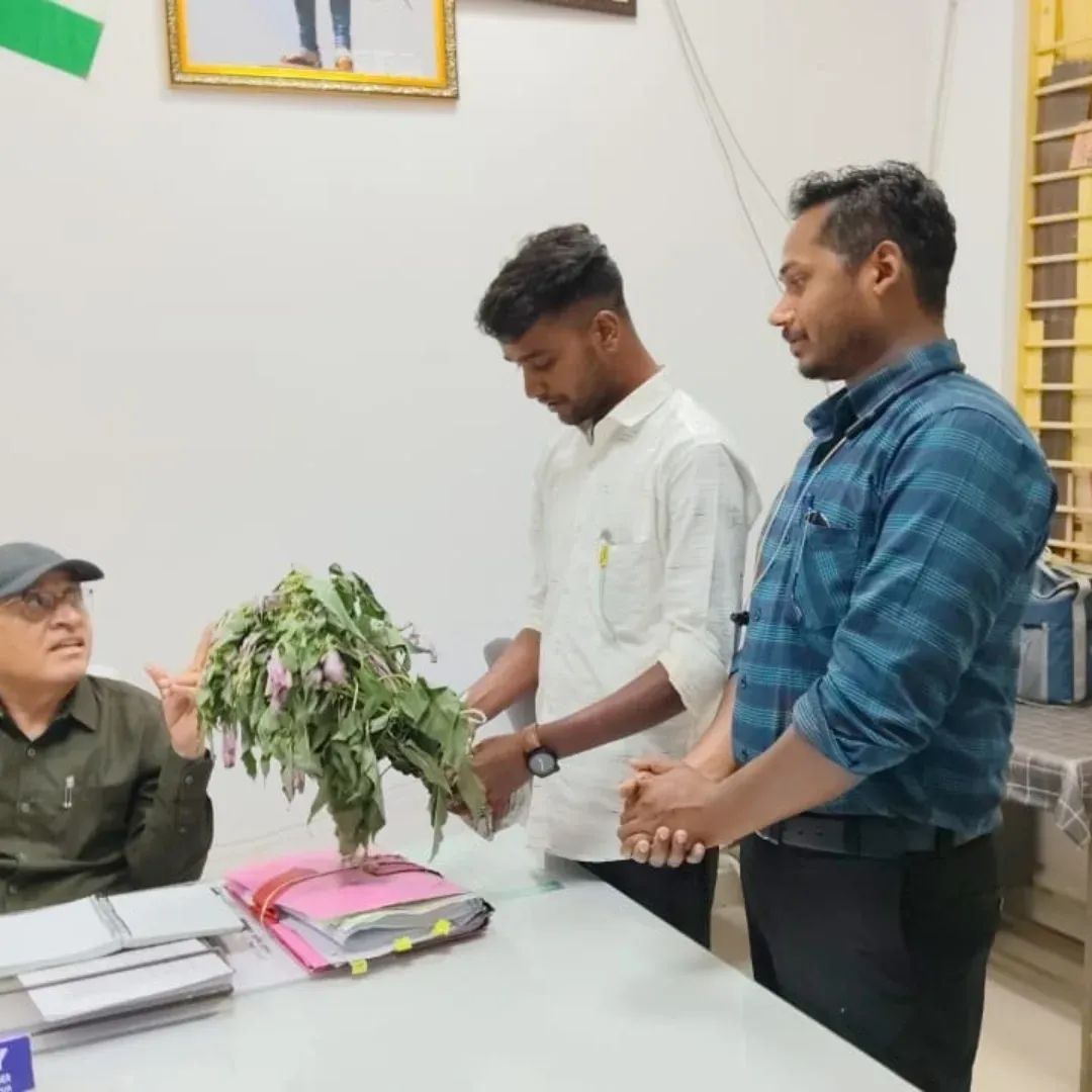 सहायक आयुक्त सी के दुबे को छात्र संघ ने सौंपे बेशरम के फूल