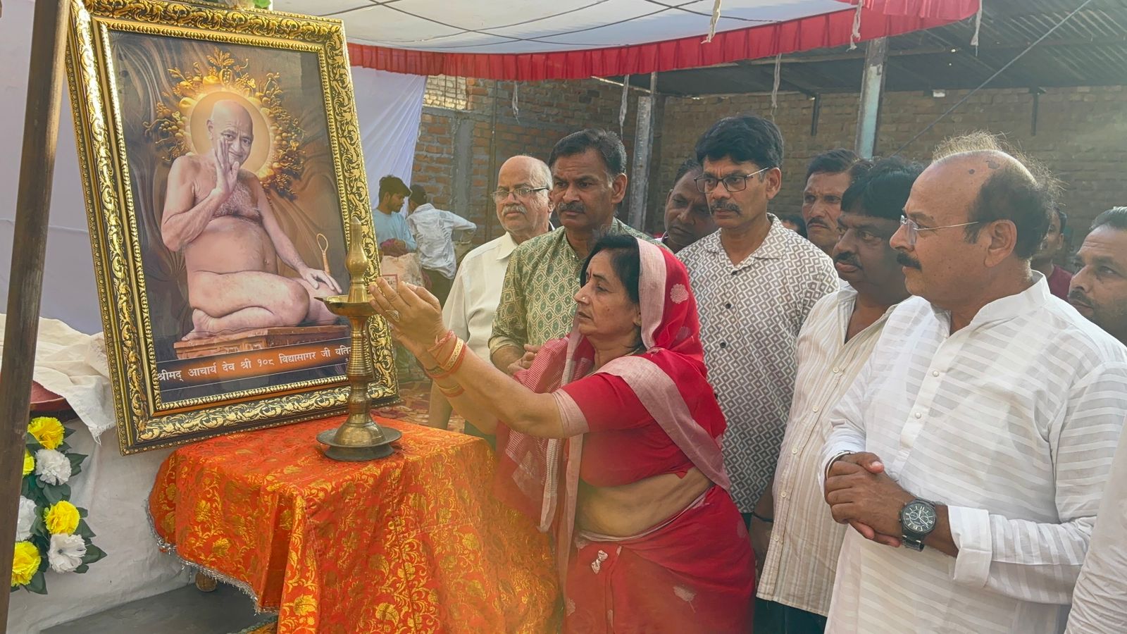 गुना में गूंजेगा धर्म का जयघोष: नपा अध्यक्ष सविता गुप्ता ने मुनि श्री सुधा सागर महाराज को श्रीफल भेंट कर किया चातुर्मास का निवेदन  गुना।  जग
