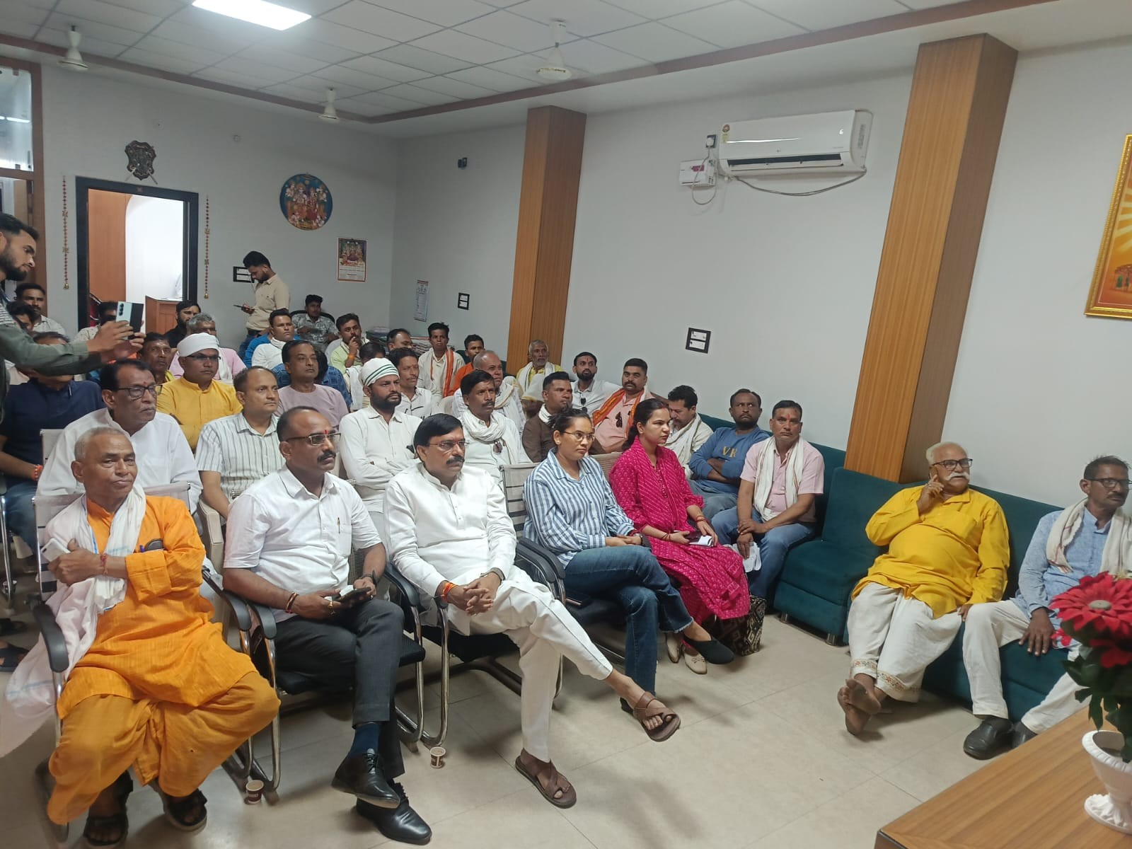 दमोह: राज्यमंत्री धर्मेन्द्र सिंह लोधी ने नागरिकों के साथ सुनी 'मन की बात'