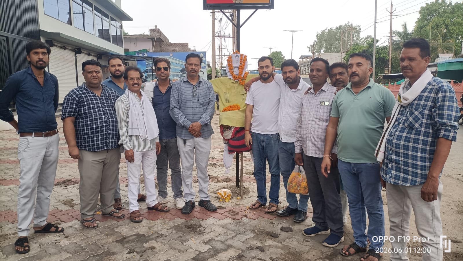 गांधीवादी मार्ग पर चला कांग्रेस का विरोध, पुतला दहन की जगह पहनाया पुष्पहार