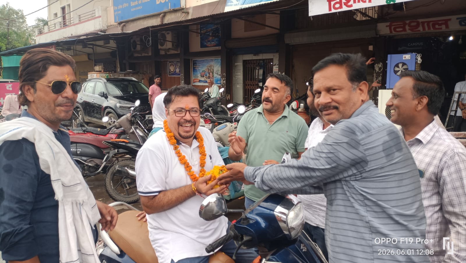 गांधीवादी मार्ग पर चला कांग्रेस का विरोध, पुतला दहन की जगह पहनाया पुष्पहार