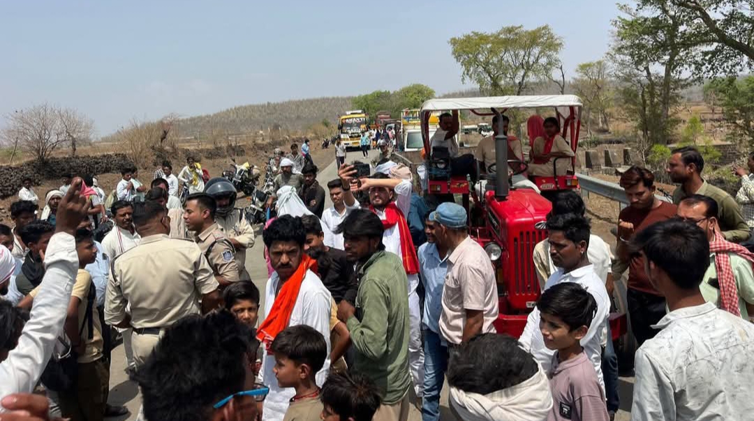 जल संकट पर फूटा गुस्सा: केसली के पठाखुर्द में ग्रामीणों ने किया चक्का जाम, 2022 से अधूरा पड़ा है जलाशय