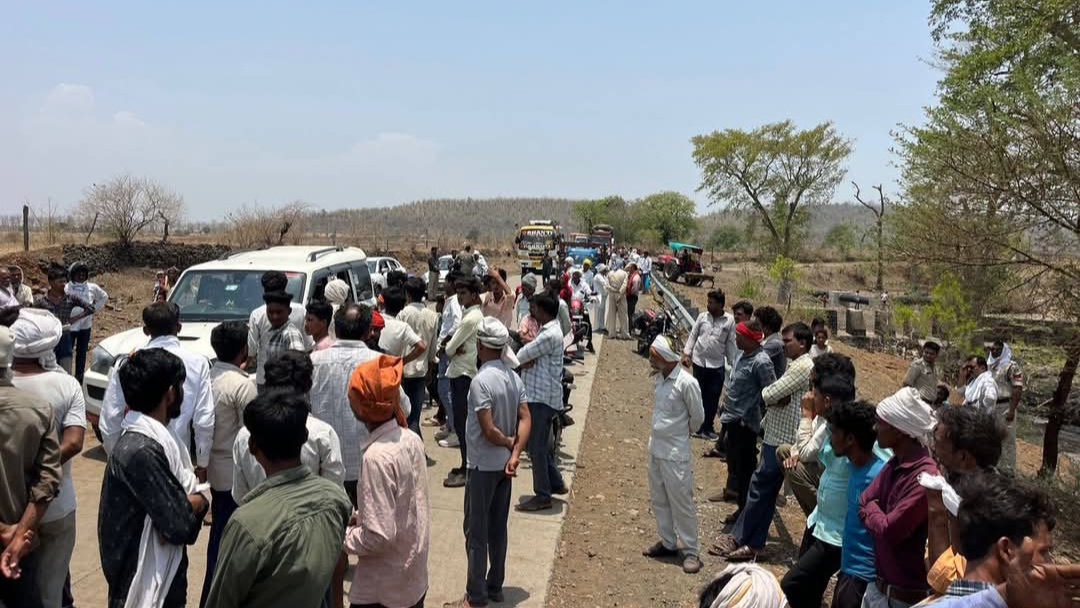 जल संकट पर फूटा गुस्सा: केसली के पठाखुर्द में ग्रामीणों ने किया चक्का जाम, 2022 से अधूरा पड़ा है जलाशय