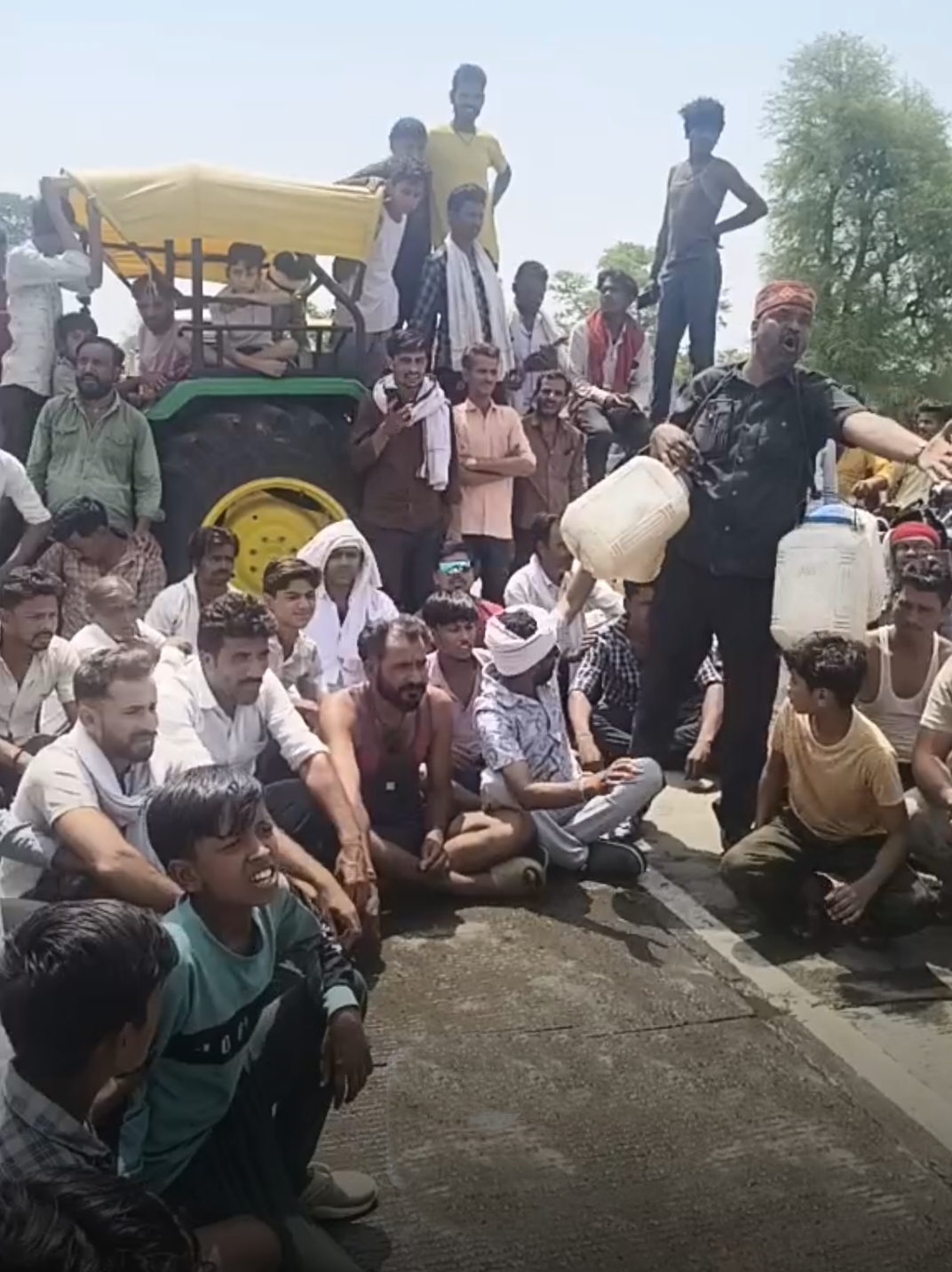 जल संकट पर फूटा गुस्सा: केसली के पठाखुर्द में ग्रामीणों ने किया चक्का जाम, 2022 से अधूरा पड़ा है जलाशय
