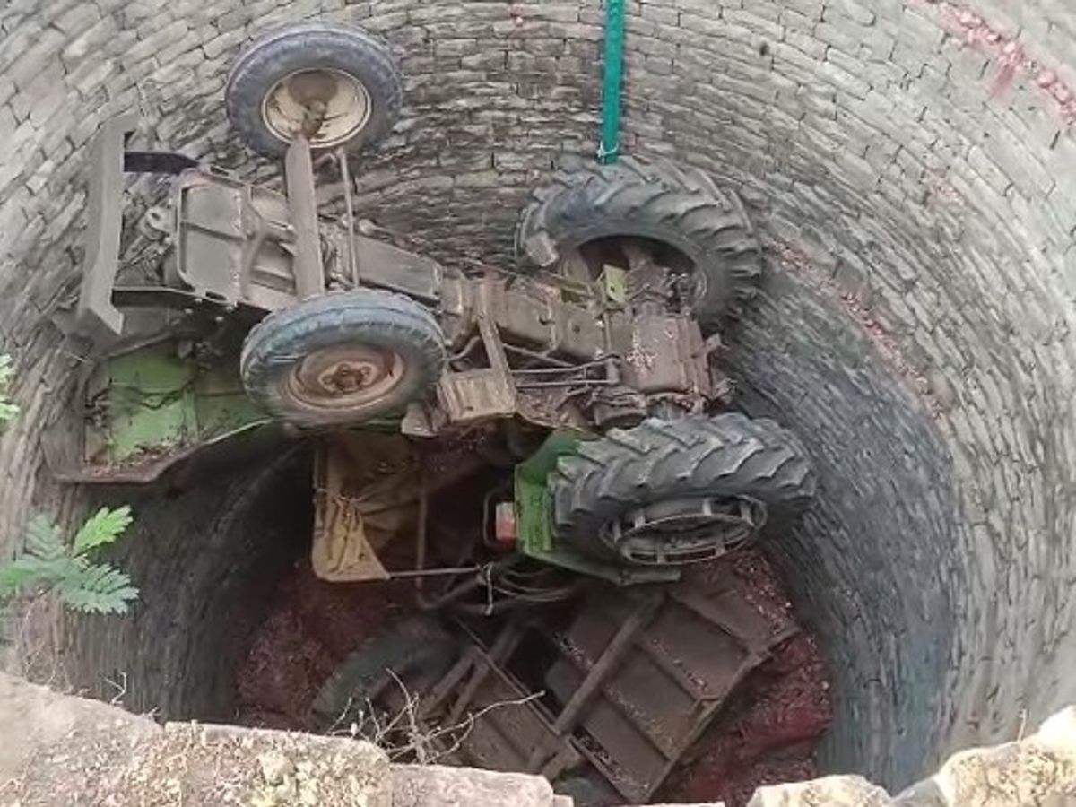 पन्ना में प्याज लदा ट्रैक्टर कुएं में समाया: ओवरलोडिंग बनी हादसे की वजह, चालक की बची जान