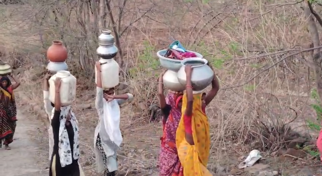 उमरिया के माली गाँव में जल संकट से त्रस्त ग्रामीण जीवन