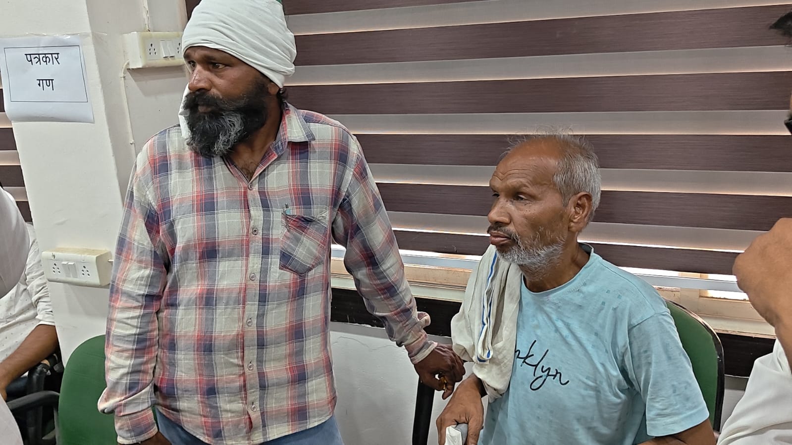 साहब में जिंदा हूँ आपके सिस्टम ने मुझे मार दिया आपके सिस्टम में मुझे जिंदा कर दो जिससे मुझे सरकारी योजनाओ का लाभ मिल सके ।