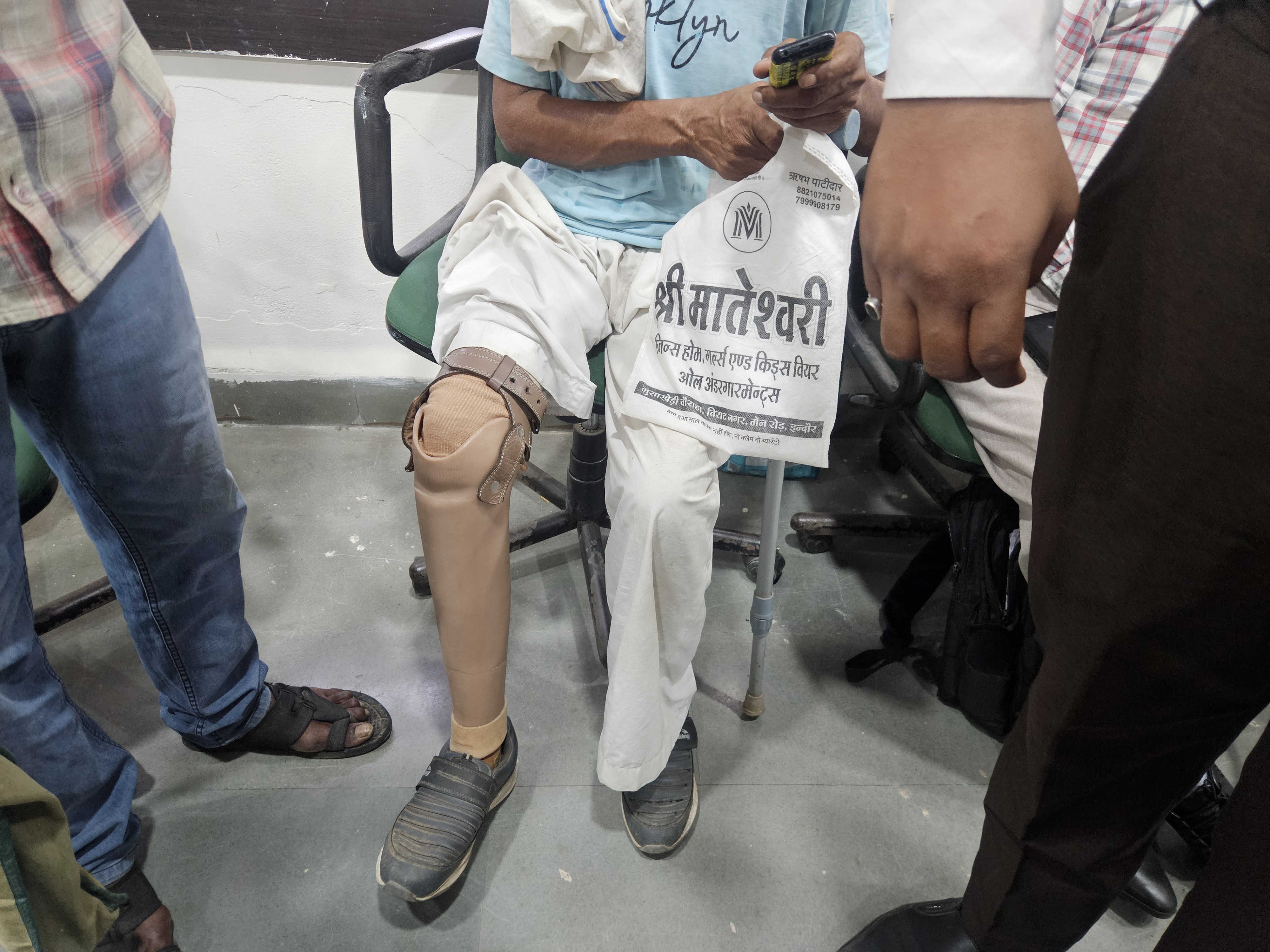 साहब में जिंदा हूँ आपके सिस्टम ने मुझे मार दिया आपके सिस्टम में मुझे जिंदा कर दो जिससे मुझे सरकारी योजनाओ का लाभ मिल सके ।