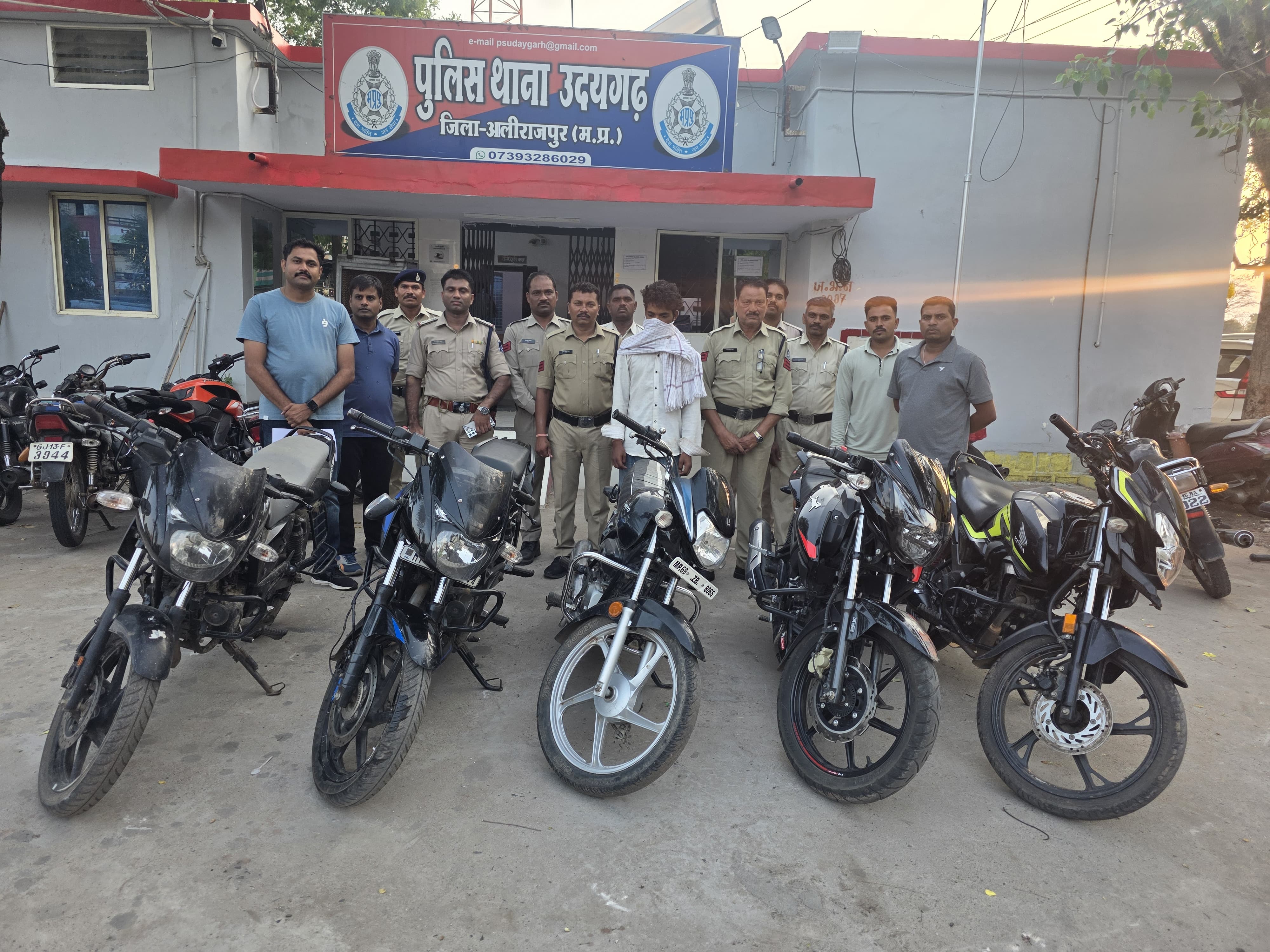 वाहन चोर गिरोह का भंडाफोड़, नाले में छिपाई गई 5 बाइक बरामद उदयगढ़ पुलिस की बड़ी सफलता, दो आरोपी गिरफ्तार; दो अन्य फरार साथियों की तलाश जारी