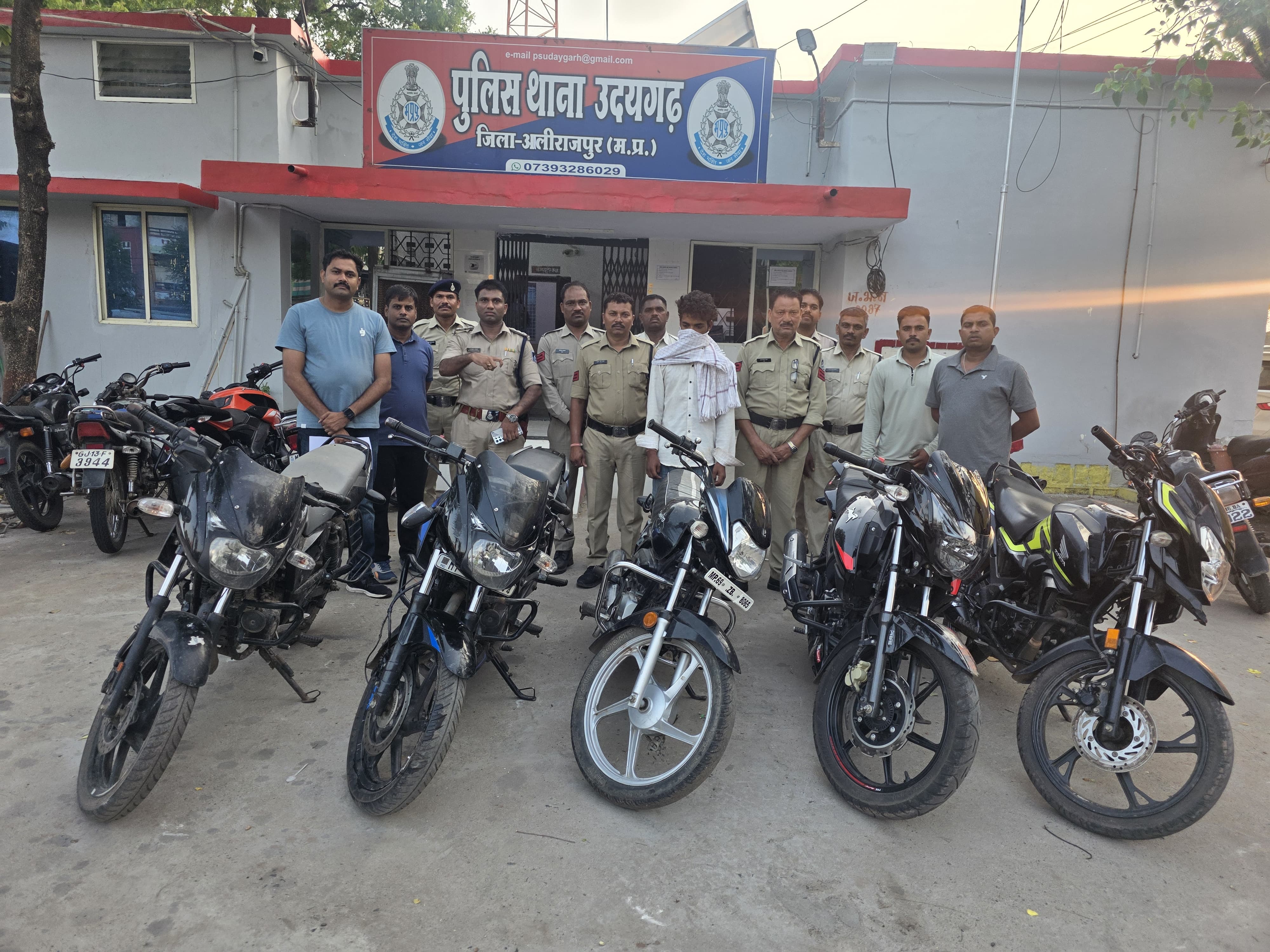 वाहन चोर गिरोह का भंडाफोड़, नाले में छिपाई गई 5 बाइक बरामद उदयगढ़ पुलिस की बड़ी सफलता, दो आरोपी गिरफ्तार; दो अन्य फरार साथियों की तलाश जारी