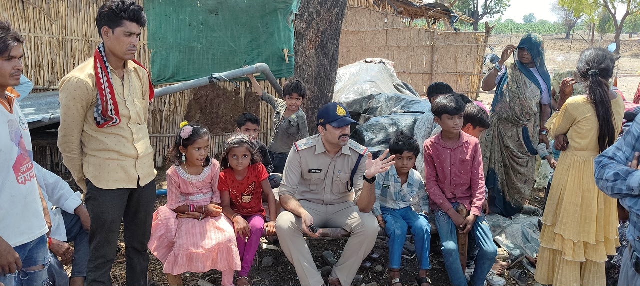 सोमवार को ग्राम हसिनाबाद अग्निकांड में 5 परिवार बेघर हो गये -खकनार थाना प्रभारी  अभिषेक जाधव ने तत्काल मानवीय सहायता उपलब्ध करवाई