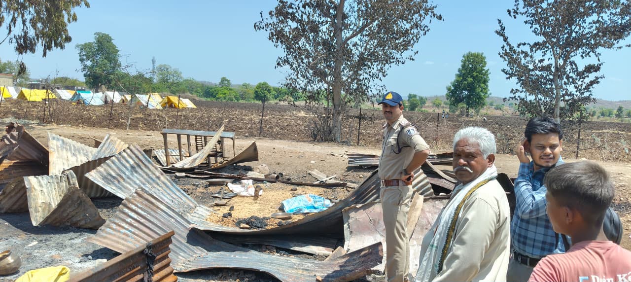 सोमवार को ग्राम हसिनाबाद अग्निकांड में 5 परिवार बेघर हो गये -खकनार थाना प्रभारी  अभिषेक जाधव ने तत्काल मानवीय सहायता उपलब्ध करवाई