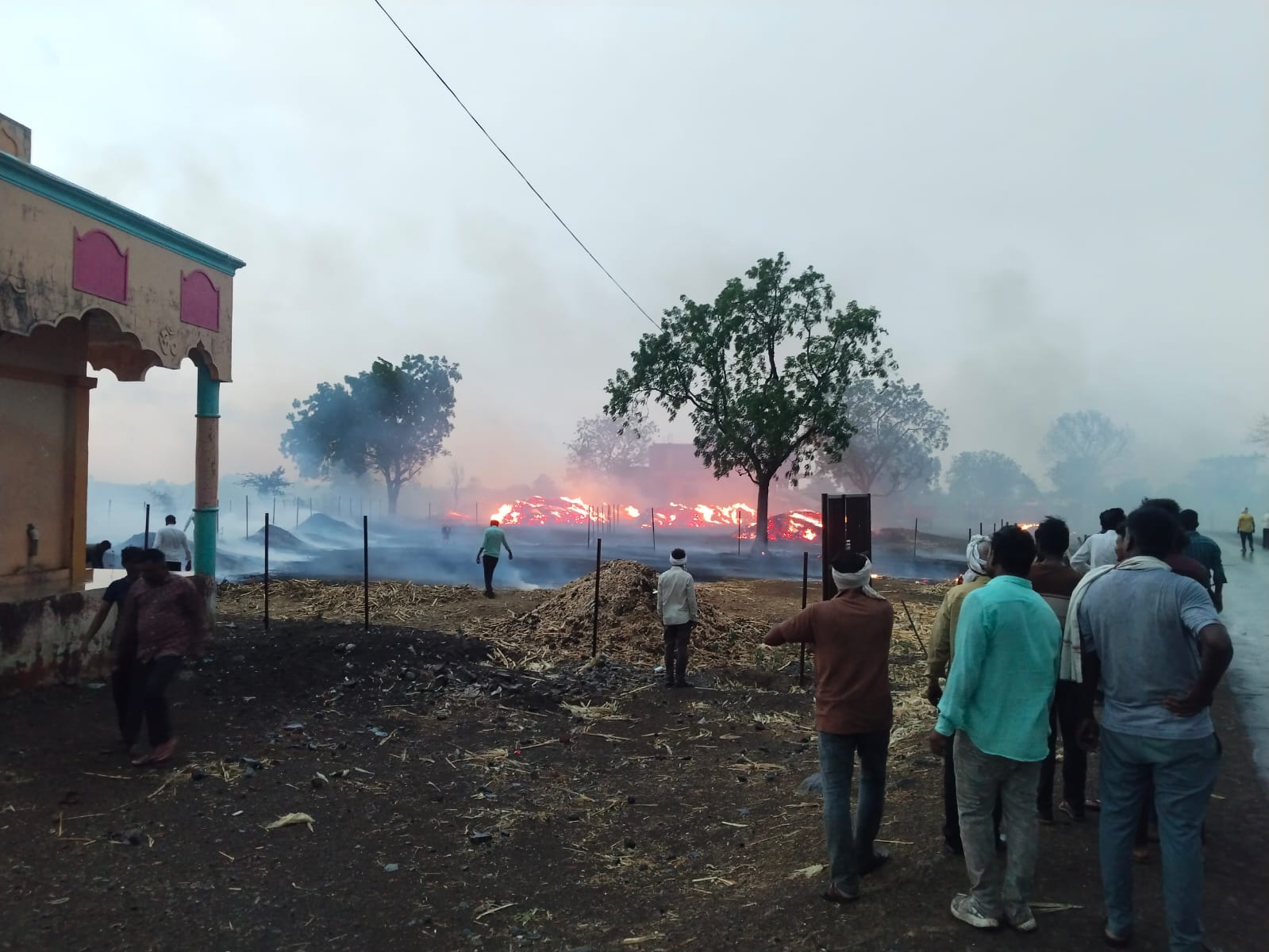 सोमवार को ग्राम हसिनाबाद अग्निकांड में 5 परिवार बेघर हो गये -खकनार थाना प्रभारी  अभिषेक जाधव ने तत्काल मानवीय सहायता उपलब्ध करवाई