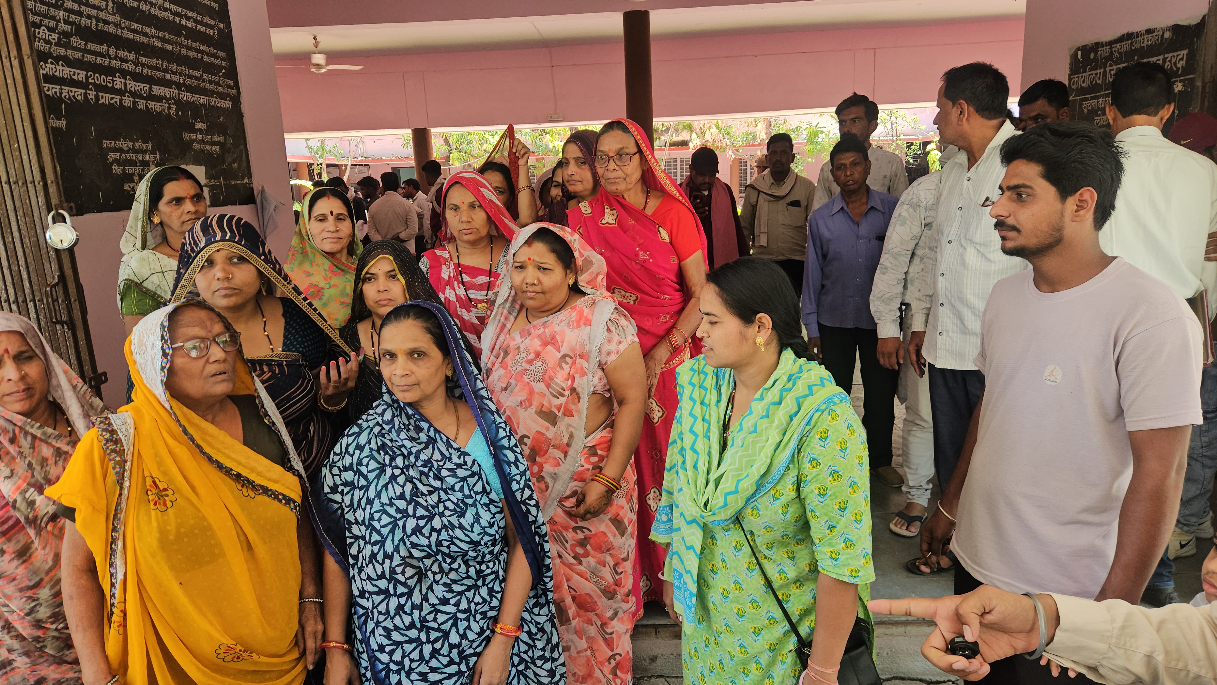 कालोनाइजर की शिकायत लेकर जनसुनवाई पहुँचे कालोनीवासी पड़ोसी कालोनाइजर ने मिट्टी डालकर रोका निकासी का पानी स्थानीय निवासी हो रहे परेशान 