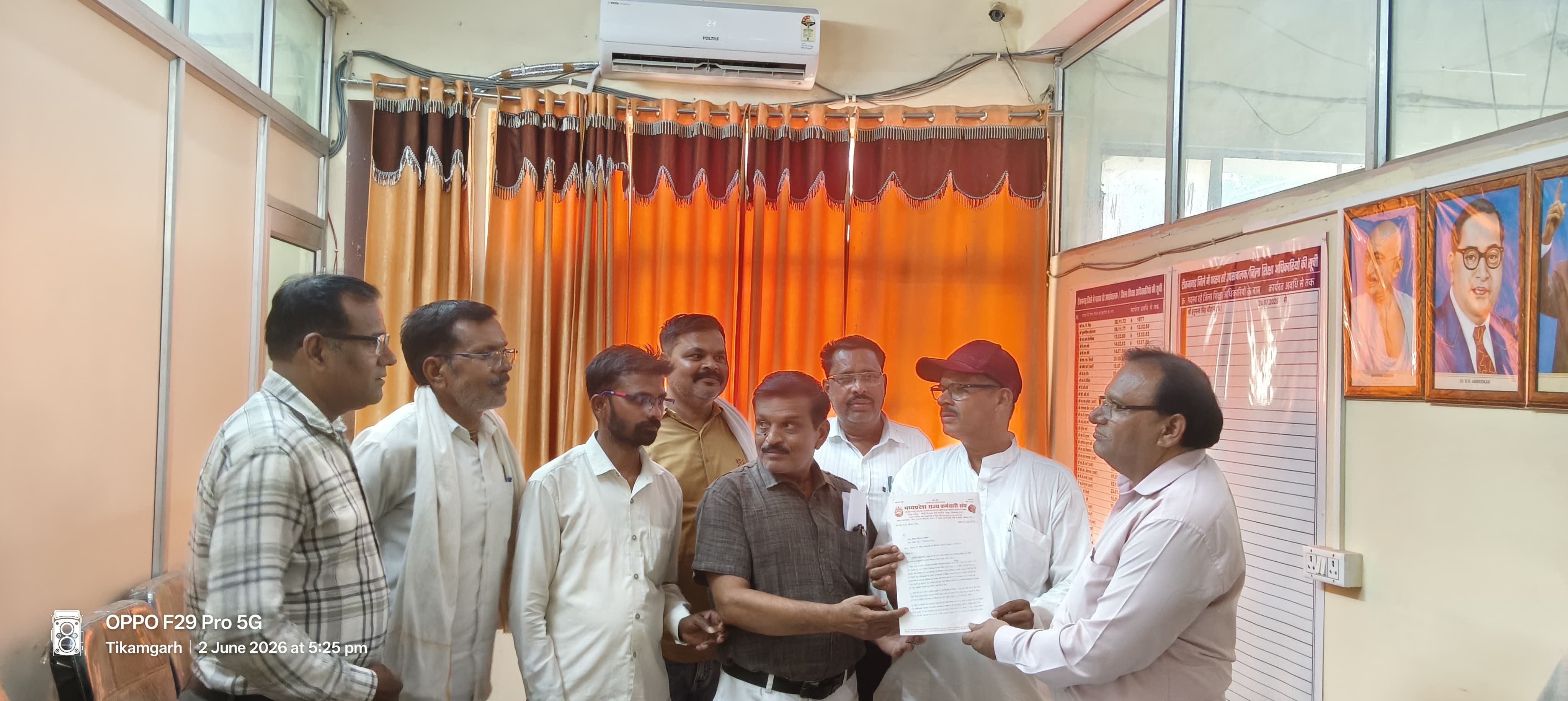 शिक्षकों की लंबित समस्याओं को लेकर राज्य कर्मचारी संघ ने सौंपा ज्ञापन