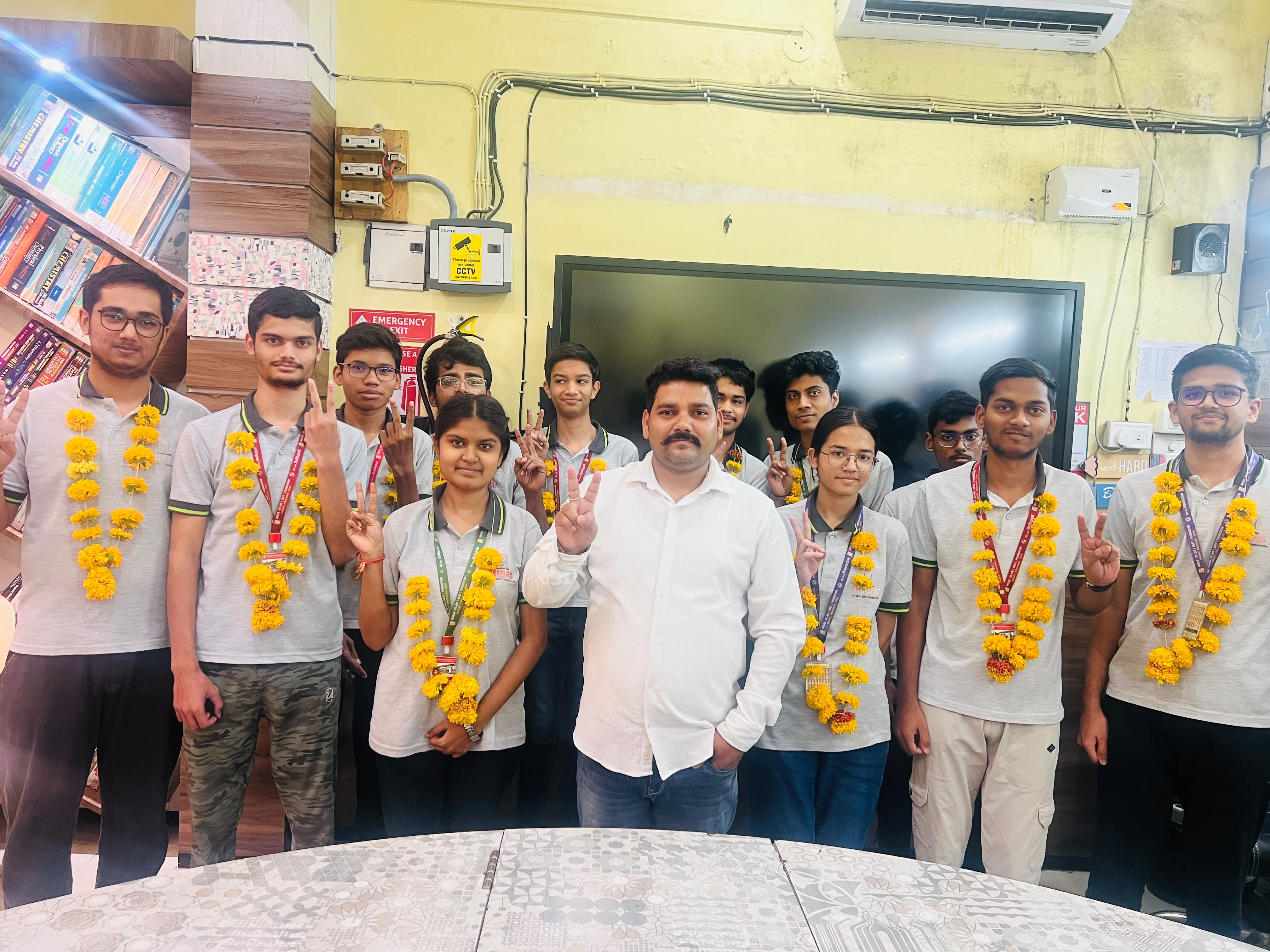 छोटे शहर से बड़ी उड़ान, मिडास के 19 विद्यार्थियों ने IIT Advanced किया क्वालिफाई !*