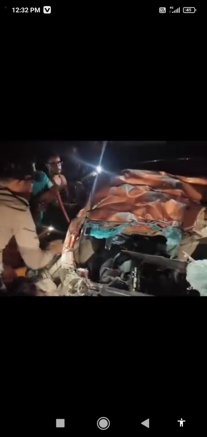 टीकमगढ़ में सागर बायपास पर भीषण सड़क हादसा: बस-कार की आमने-सामने टक्कर में चालक की मौत, दो गंभीर घायल  