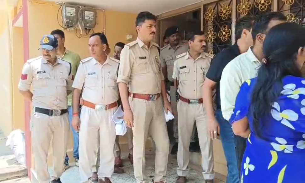 शहर में एक  मकान मिला बुजुर्ग लुलुहान शव हत्या की आशंका। पुलिस FSL टीम मौके में मौजूद।