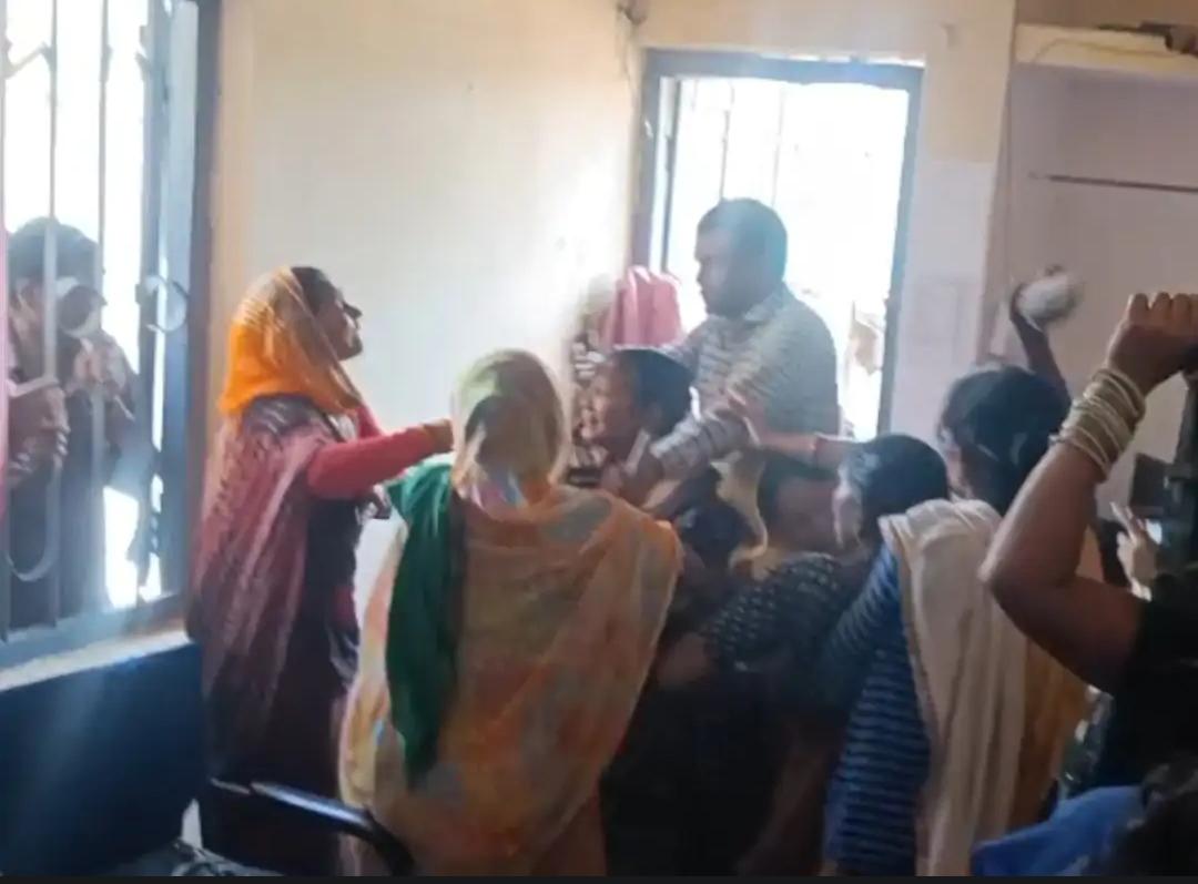 विद्युत कार्यालय में महिलाओं से मारपीट के बाद भड़का विवाद, ग्रामीण ने ईंट से किया हमला