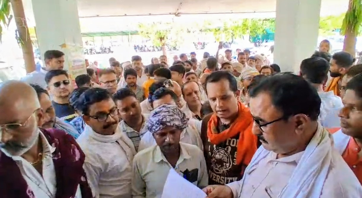 आबादी क्षेत्र की भूमि के पट्टे दिलाने की मांग, जागेश्वर धाम बांदकपुर के व्यापारियों ने कलेक्टर से की मुलाकात.